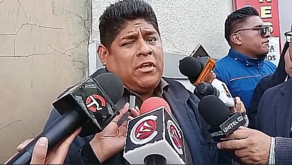 Exdirigente de la Asociación Departamental de Productores de Coca (Adepcoca) de los Yungas de La Paz, César Apaza, en puertas de la Felcc. Foto: Captura de video 