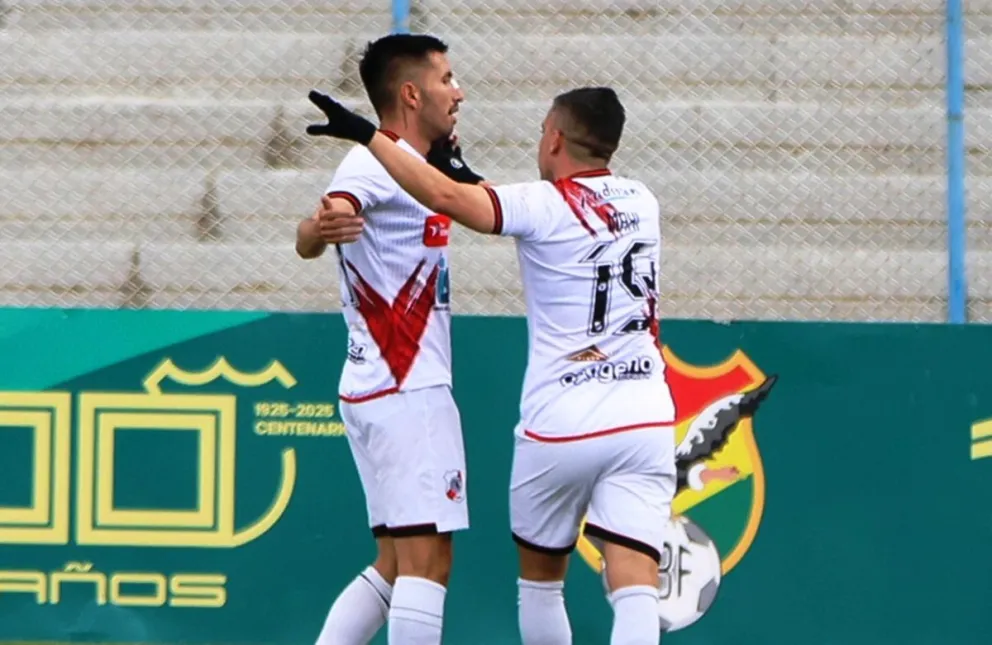 Hoyos y Núñez celebran el primer gol de los potosinos en Oruro. Foto: APG