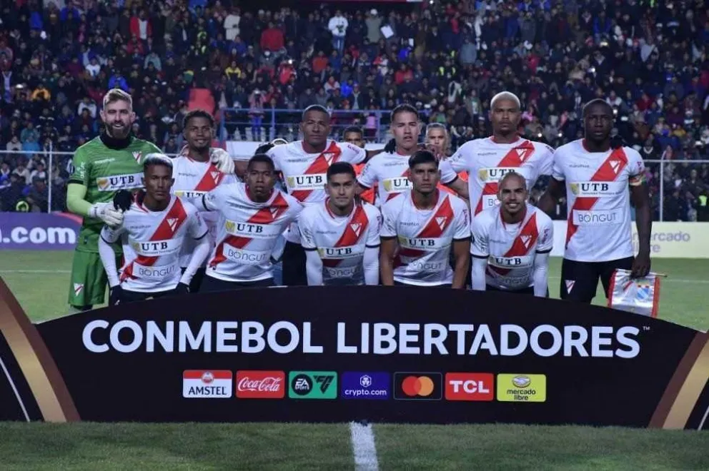 Formación inicial de Always Ready en uno de los partidos de Copa Libertadores en el estadio Municipal de El Alto. Foto: APG