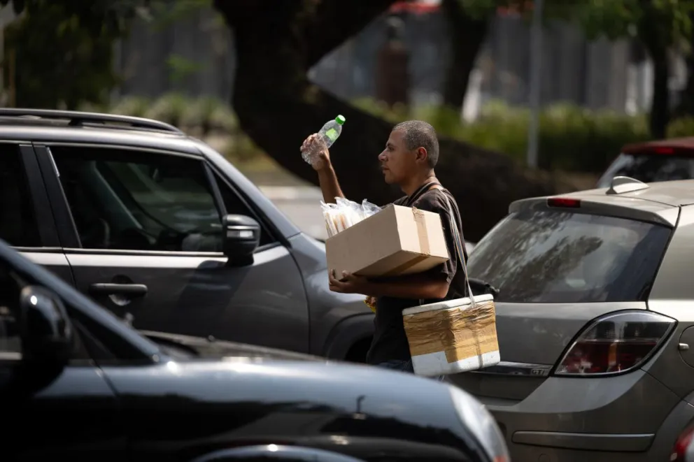 Fotografía de archivo del 27 de septiembre de 2023 de un hombre vendiendo agua en las calles en Sao Paulo (Brasil). Foto: EFE