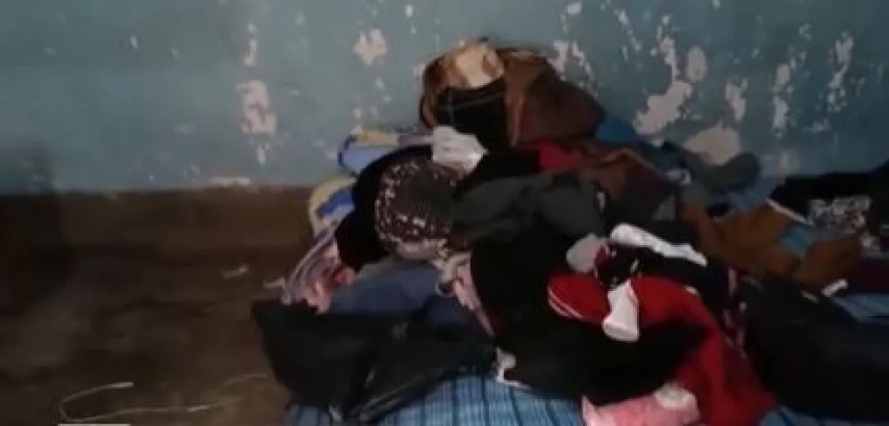 Habitación donde se encontraban los tres niños abandonados. Foto: Captura de video