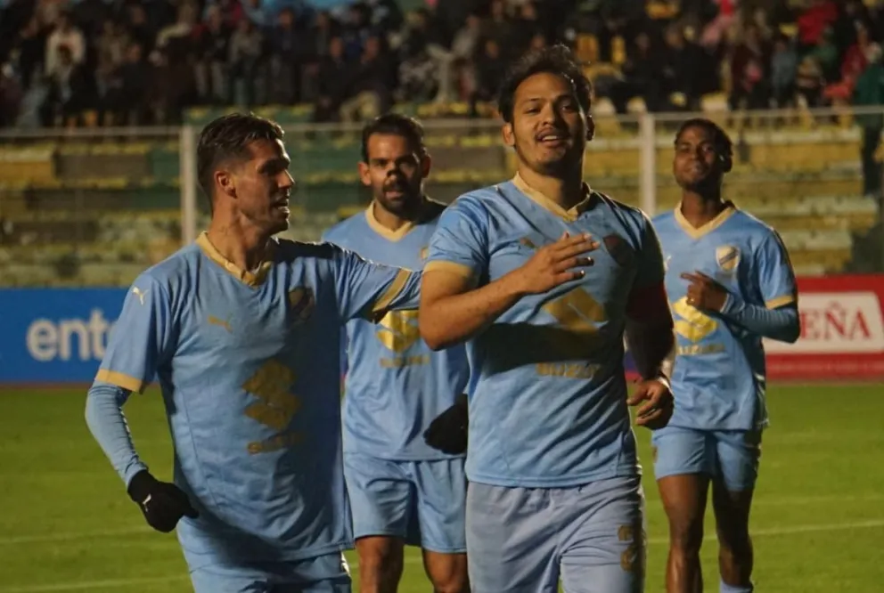 Justiniano (der.) festeja su gol junto a sus compañeros. Foto: APG.