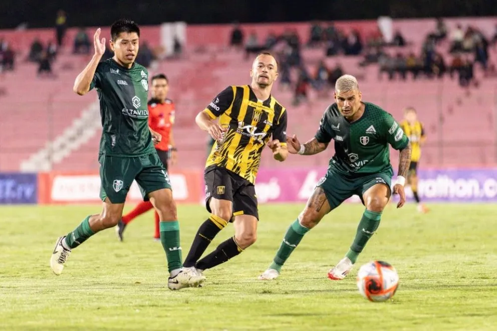 Godoy (centro), de The Strongest, saca un remate marcado por Wayar y Corulo de Tomayapo. Foto: Agencia Marka Registrada