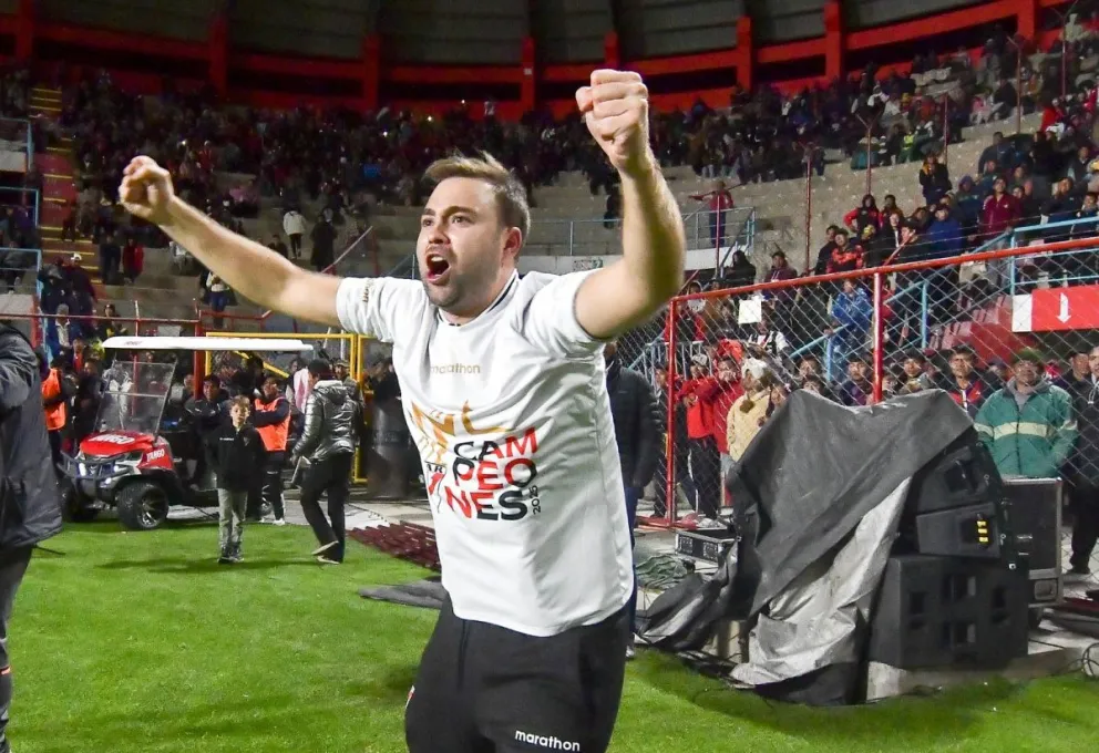 Andrés Costa festeja luego del triunfo de los millonarios en Villa Ingenio. Foto: APG