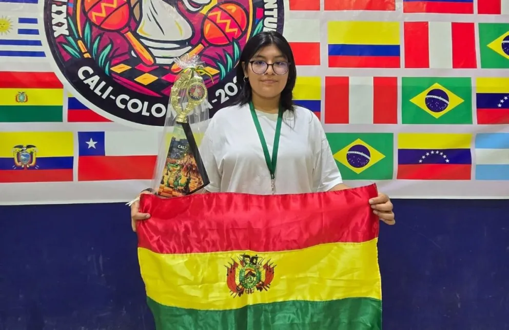 La ajedrecista durante la ceremonia de premiación. Foto: Federación Boliviana de Ajedrez