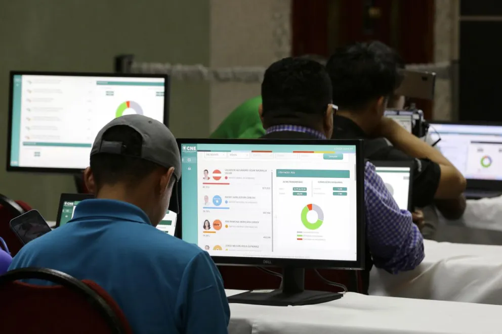 Un hombre observa los resultados parciales de las elecciones presidenciales en Tegucigalpa (Honduras). Foto: EFE