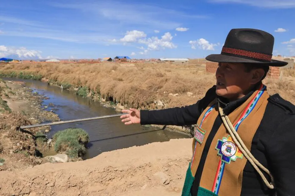 Uno de los dirigentes que denunció la contaminación de los afluentes de Viacha. / Foto: EFE.