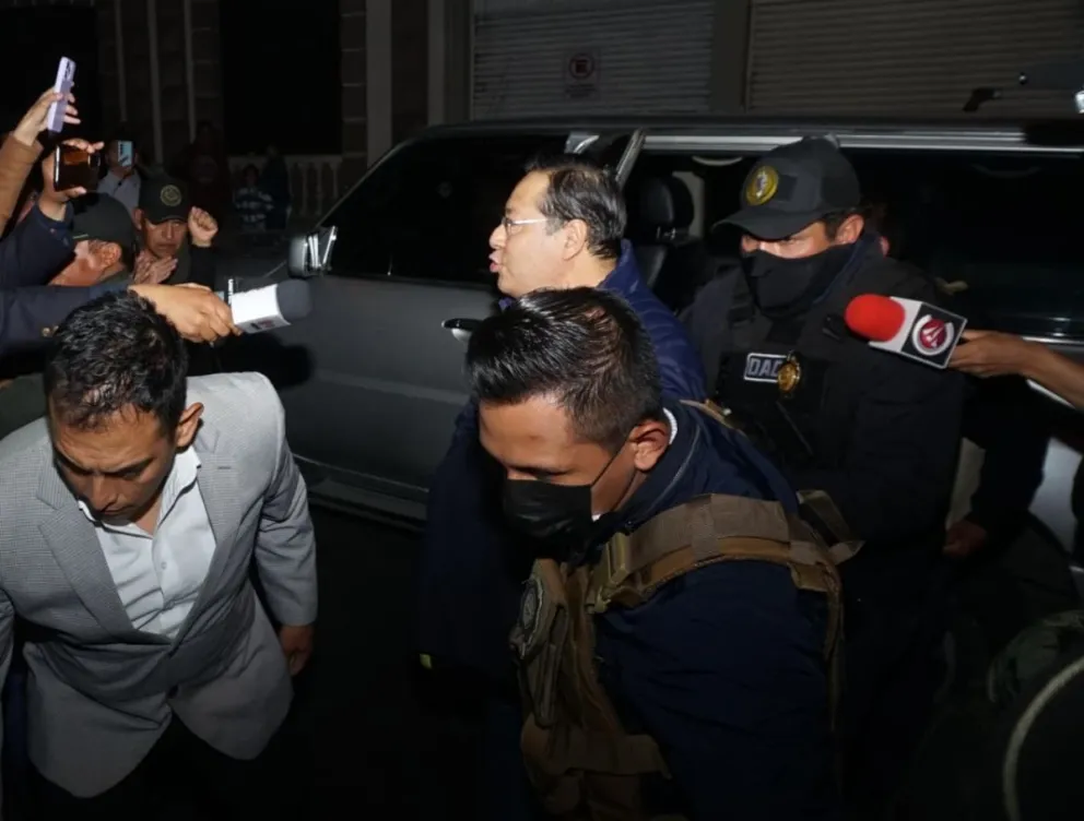 Arce se dirige a los medios antes de ingresar al penal. FOTOS: APG