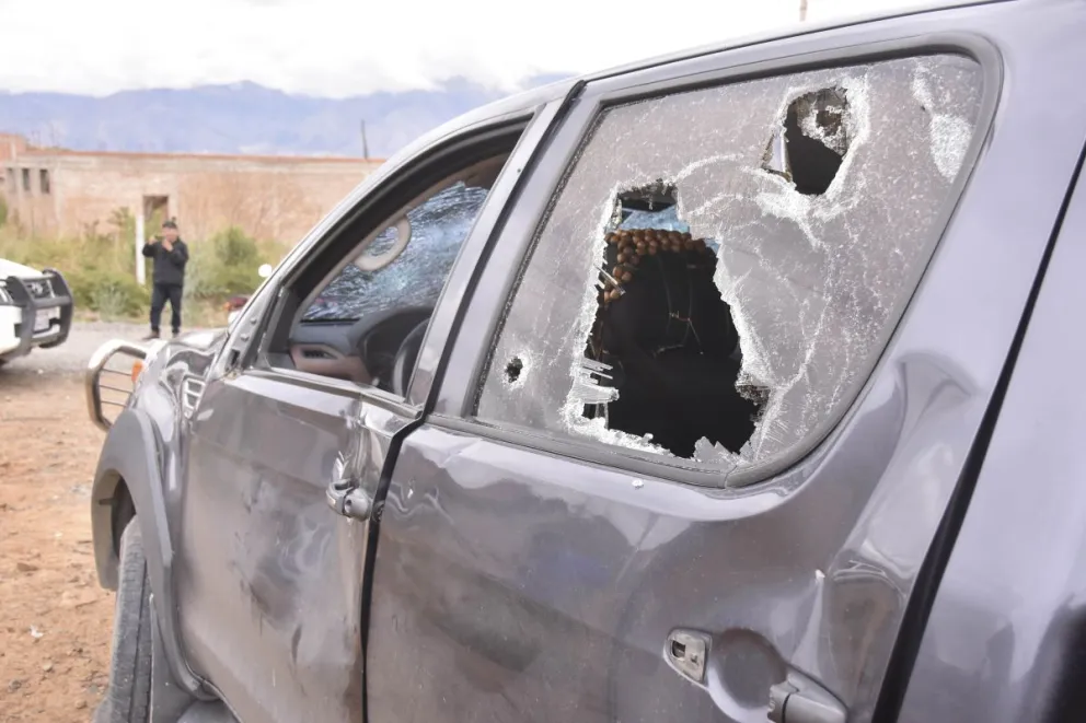 Un vehículo municipal destrozado en los choques del 4 de diciembre. FOTO: APG