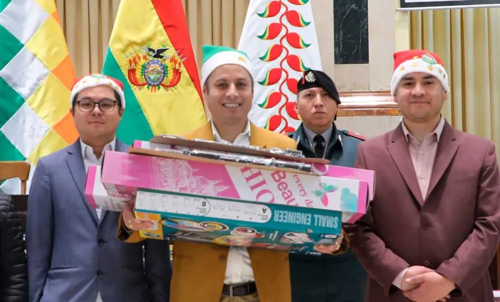 El Vicepresidente Edmand Lara junto a las personas que hicieron la donación de los juguetes. Foto: Vicepresidencia