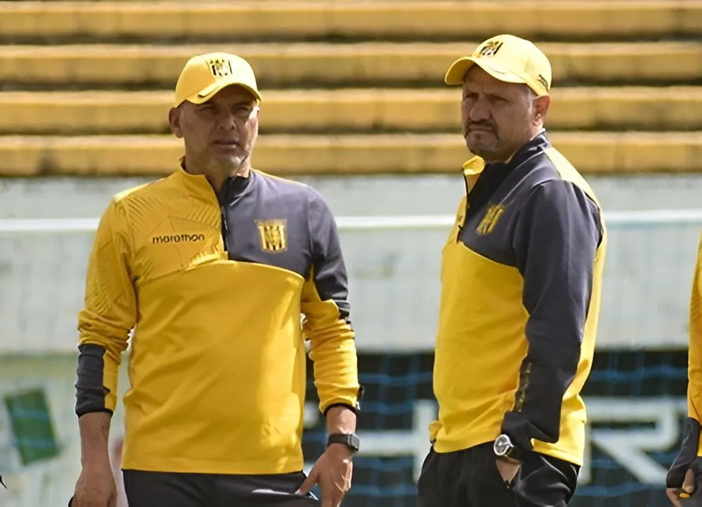 Daniel Vaca (izq.) y Juan Carlos Paz García en un entrenamiento pasado del plantel atigrado. Foto: Club The Strongest