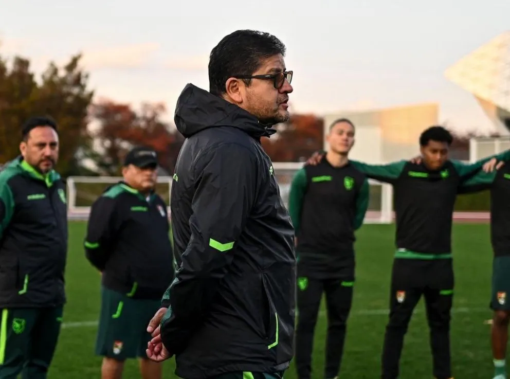 Óscar Villegas, el DT de la Selección nacional, en una charla con los jugadores en Corea. Foto: FBF - EFE