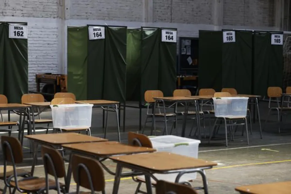 Fotografía que muestra un centro de votación este sábado, en Santiago (Chile). EFE/ Elvis González