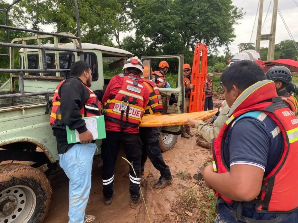 Personal de rescate realiza labores de evacuación a las personas en riesgo o con alguna complicación de salud en la comunidad Junta Pira. Fuente: Oasys Canal Digital 