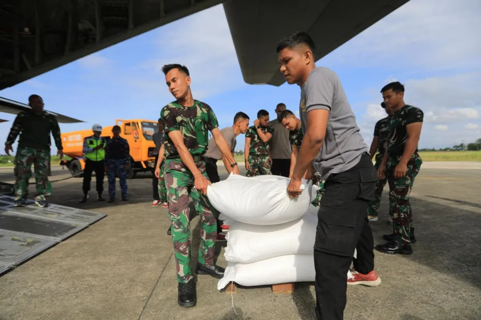 Tropas de las Fuerzas Armadas Nacionales de Indonesia cargan suministros de ayuda para las zonas afectadas por las inundaciones el 13 de diciembre. Foto: EFE