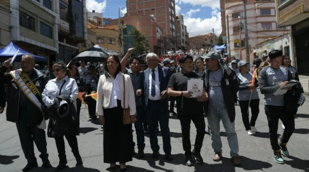 El alcalde Iván Arias junto a la comitiva del Gran Poder en el lanzamiento de la Entrada 2026. Foto. AMUN