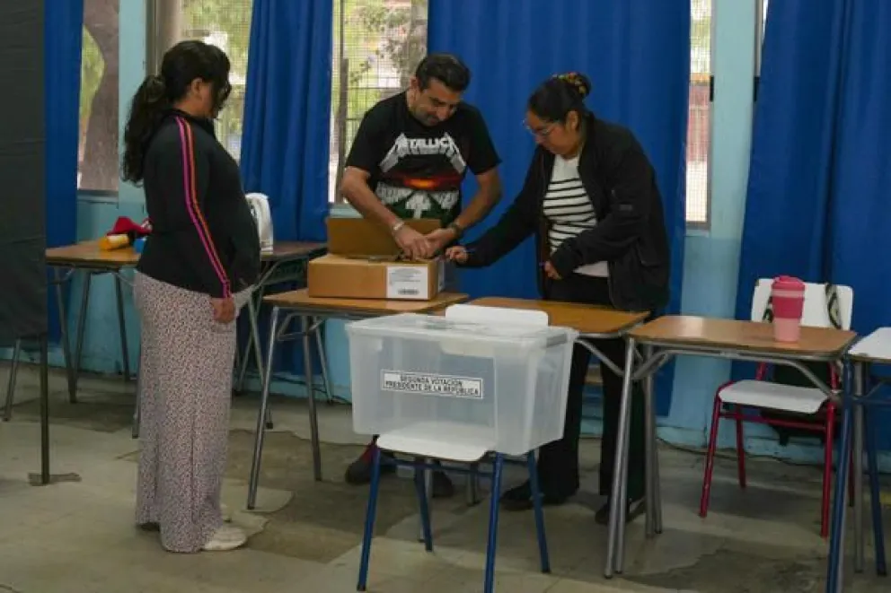 Vocales de mesa preparan material electoral este domingo, durante la segunda vuelta presidencial en Chile en Santiago de Chile (Chile). Un total de 3.379 locales de votación con 40.473 mesas abrieron sus puertas este domingo para dar comienzo a la segunda