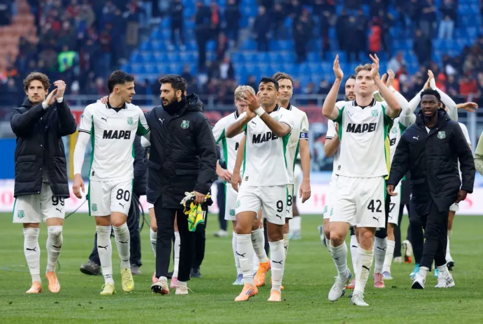Jugadores del Sassuolo festejan el empate de visitante frente al Milan. Foto: TNdeportivo