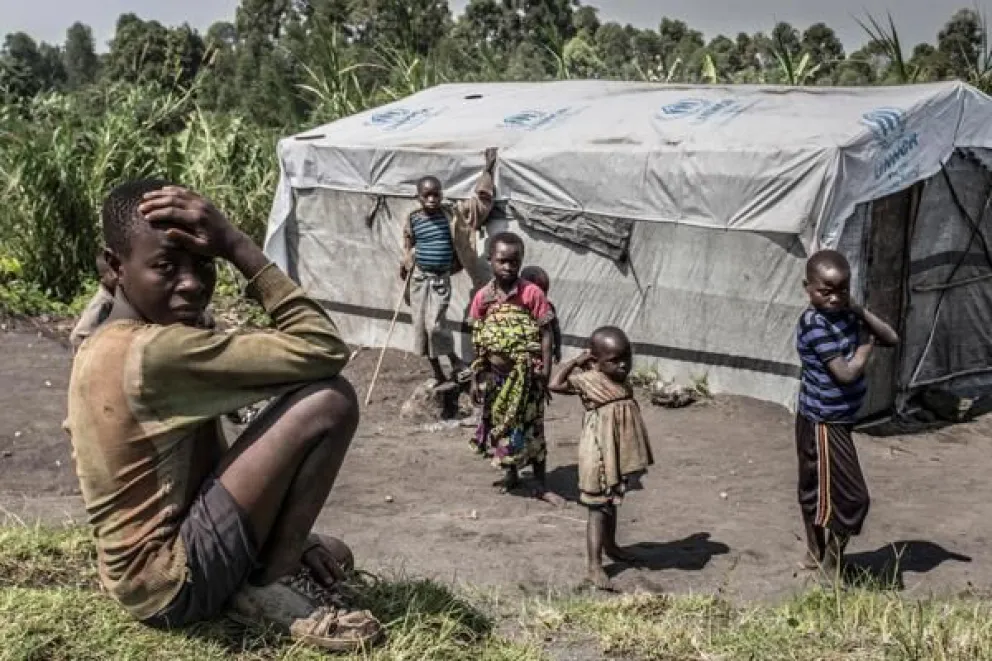 FOTO ARCHIVO. Niños de la aldea congoleña de Mutaho, descansan cerca de una tienda humanitaria de la Agencia de la ONU para los Refugiados (Acnur). EFE/ Patricia Martínez