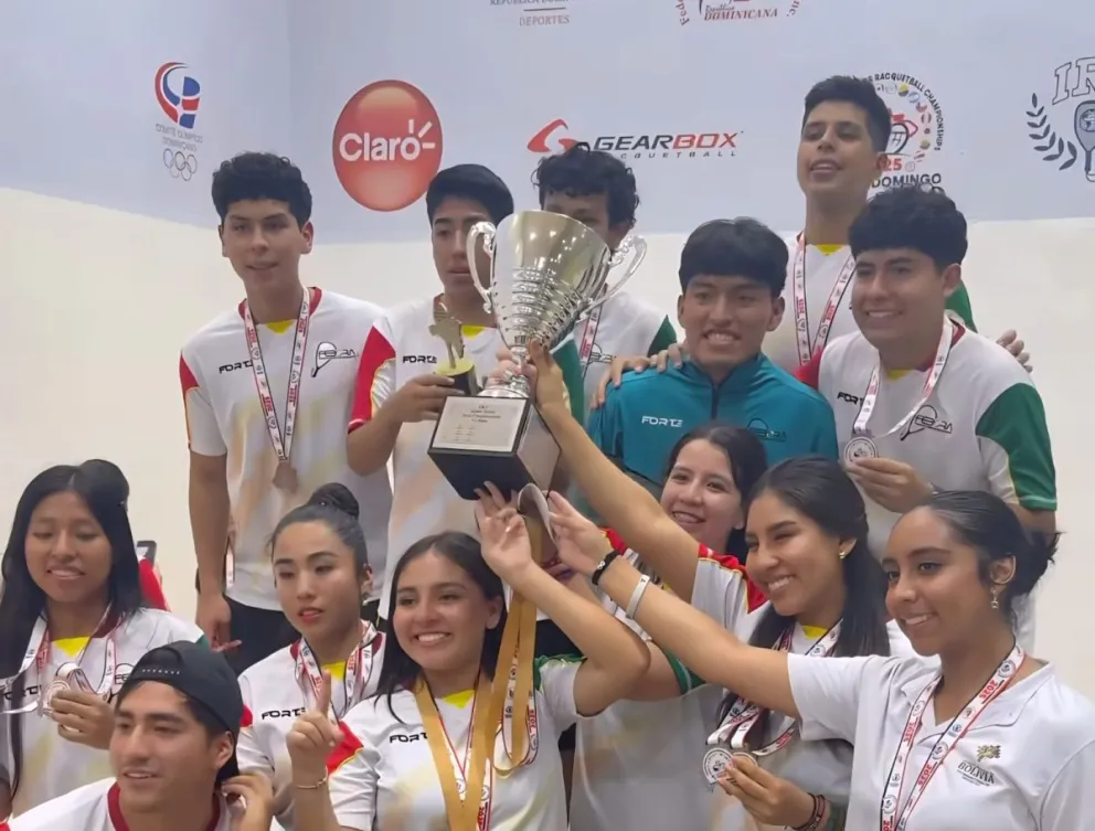 La comitiva nacional con su trofeo de campeón. Foto: IRF.
