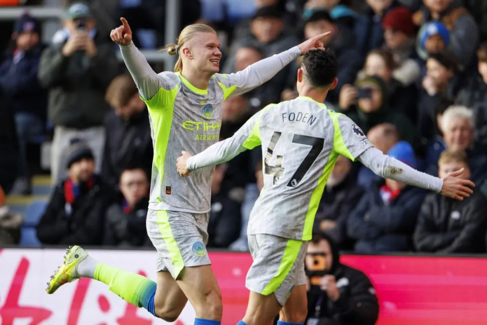 Haaland (izq.), del Manchester City, celebra su gol ante el Crystal Palace. Foto: EFE.