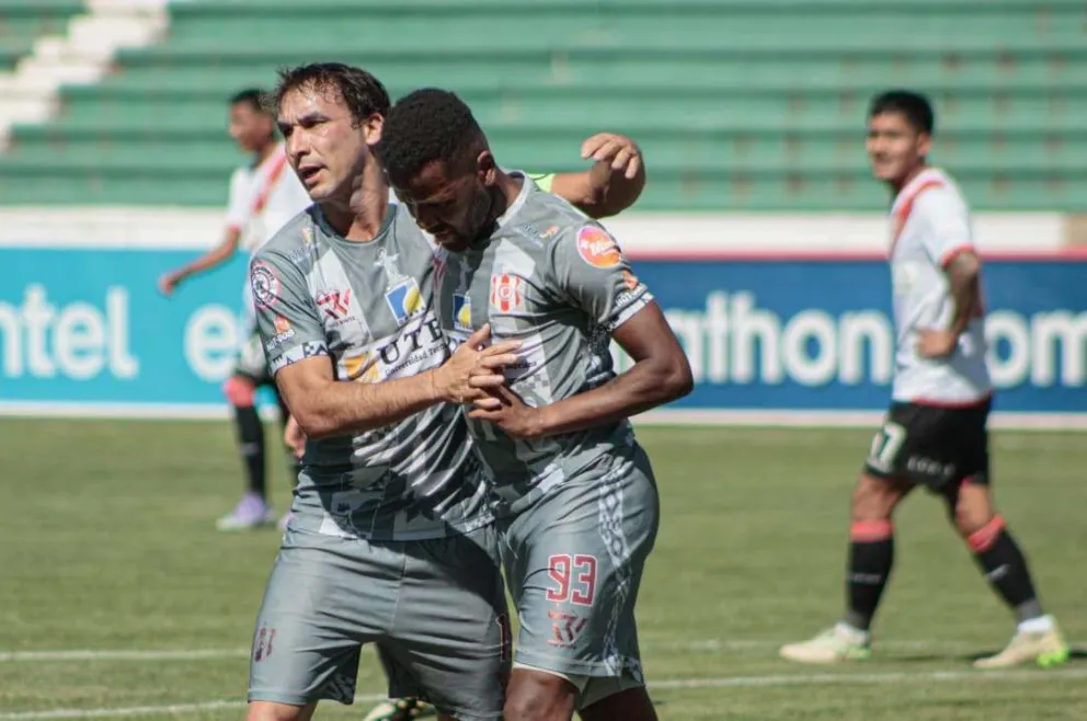 Cristaldo y Barbvosa celebran el tercer gol de los chuquisaqueños. Foto: APG