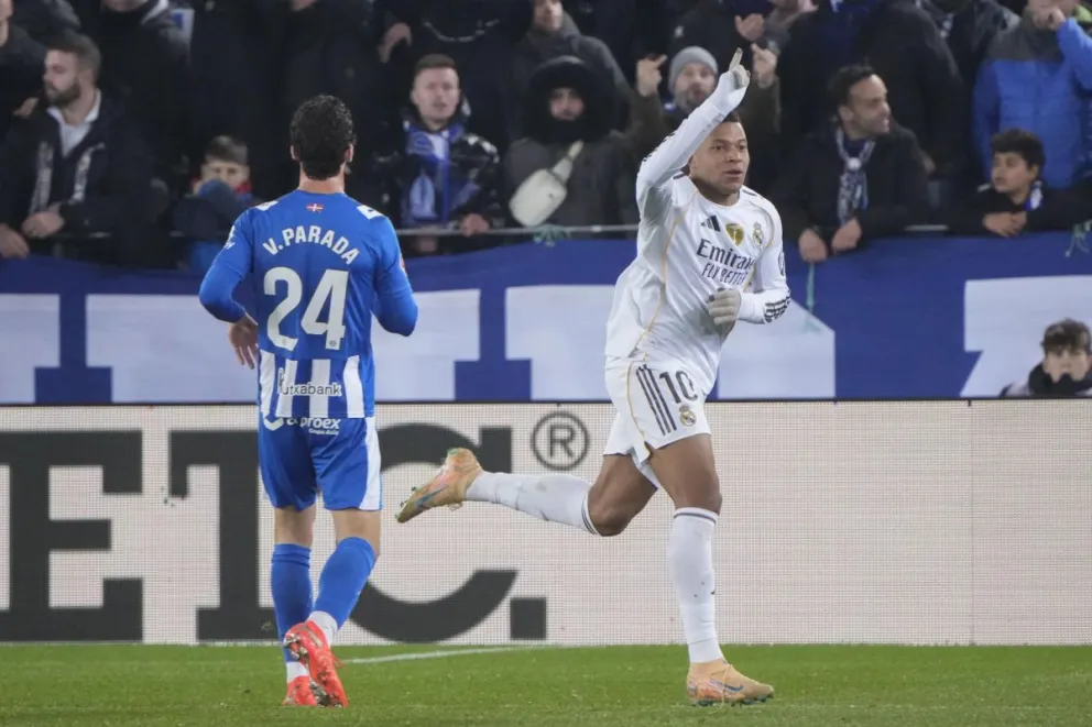 Mbappé (der.), del Real Madrid, festeja su gol al Alavés. Foto: EFE.