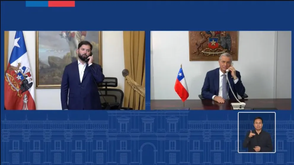 Captura de video tomada de una transmisión del Gobierno de Chile del presidente de Chile, Gabriel Boric (i), hablando con el presidente electo José Antonio Kast este domingo, en Santiago de Chile (Chile). Foto: EFE