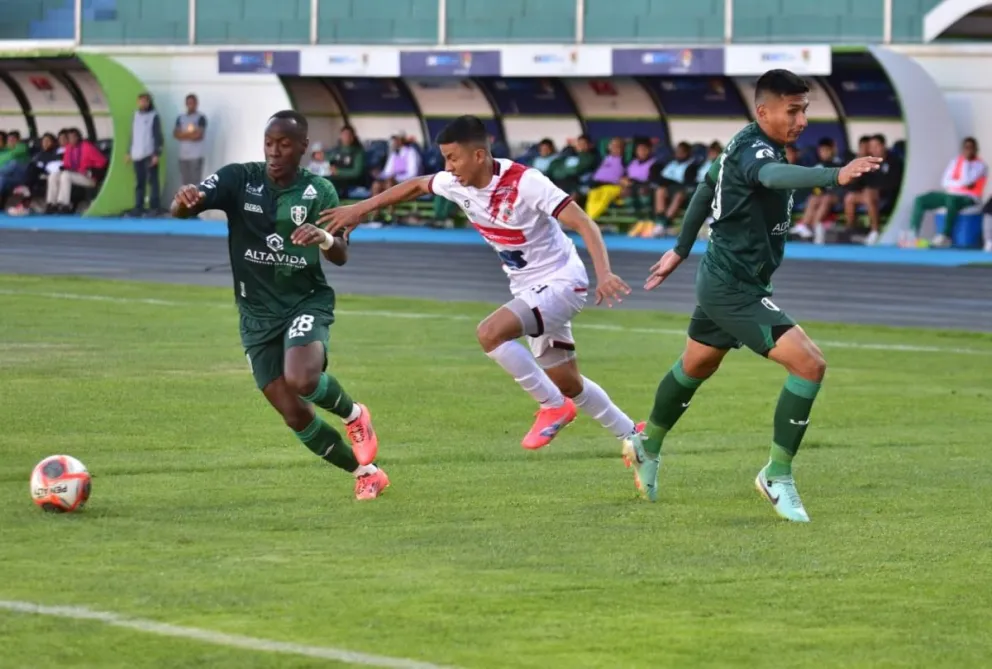 Una incidencia del partido que jugaron Nacional Potosí y Real Tomayapo en el estadio Víctor Agustín Ugarte de la Villa Imperial. Foto: Agencia Marka Registrada