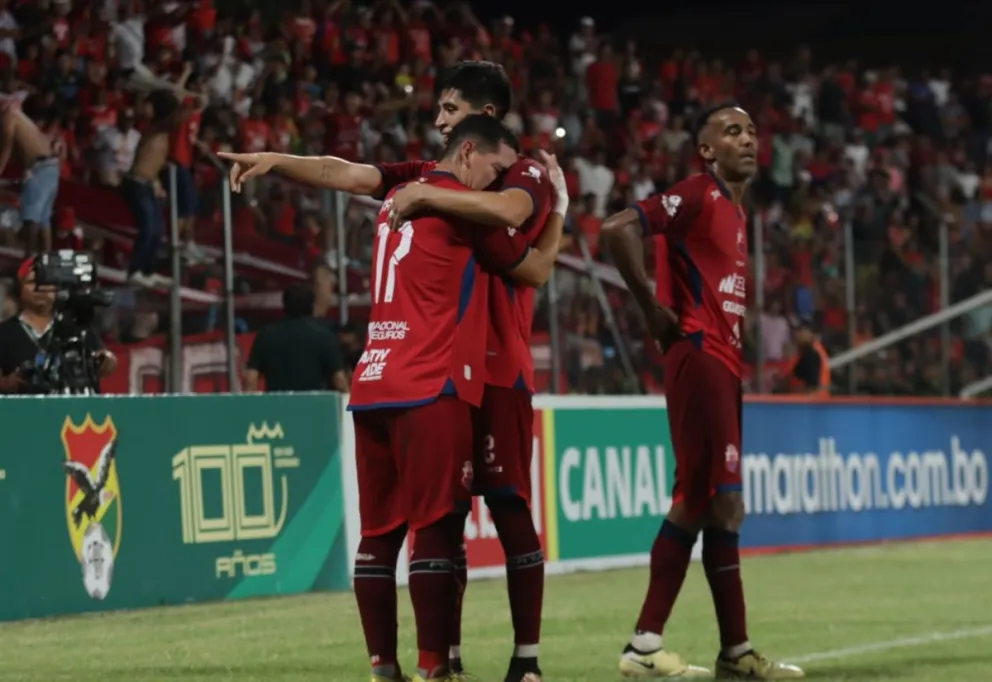 Barco (17) celebra su gol junto a sus compañeros. Foto: Agencia Marka Registrada.