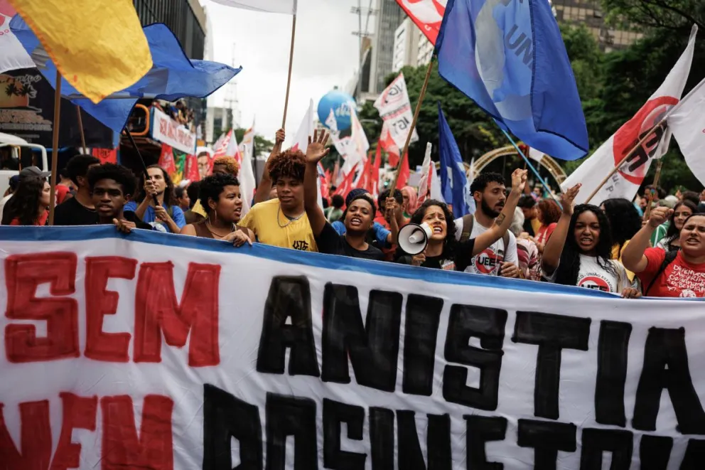 Personas participan en una manifestación contra la amnistía al expresidente de Brasil Jair Bolsonaro este domingo, en Sao Paulo (Brasil). Foto: EFE