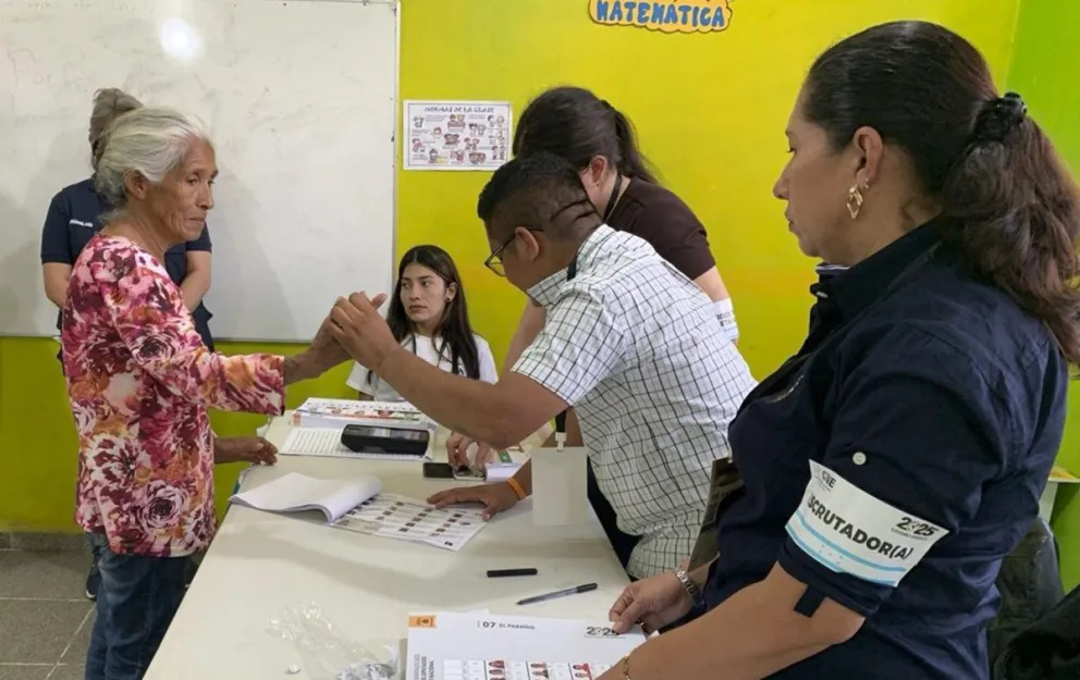 Una persona cuando votó en San Antonio de Flores, El Paraíso. Foto: EFE 