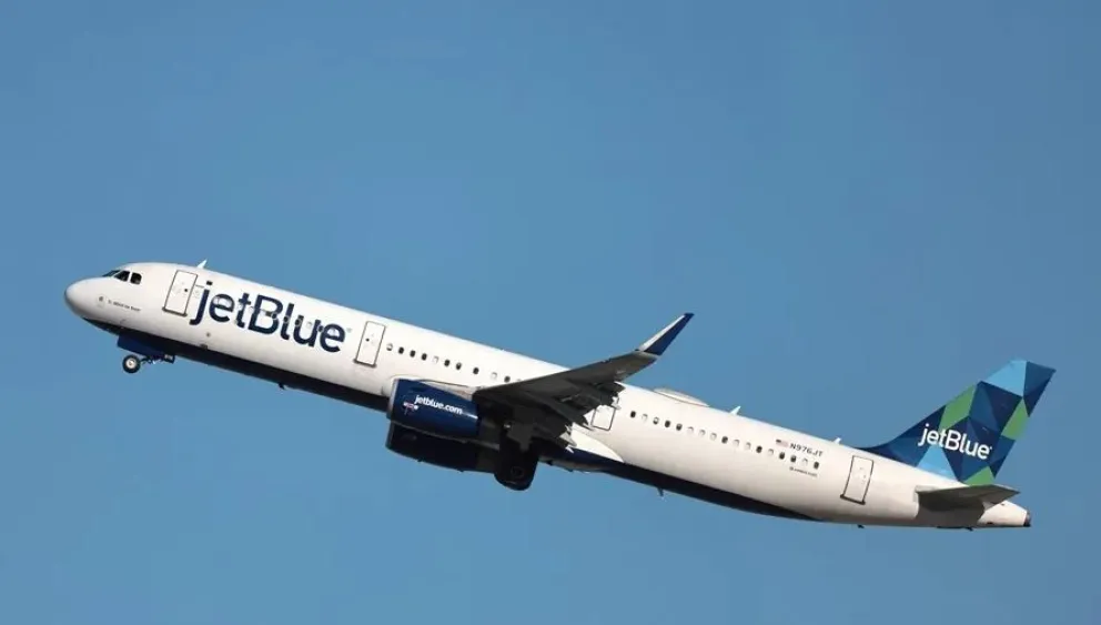 Un avión de la aerolínea JetBlue en una imagen de archivo. Foto: EFE