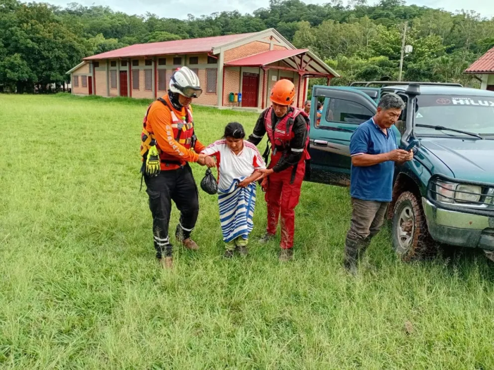Personal de rescates atiende a una de las damnificadas. Foto: Gobernación de Santa Cruz