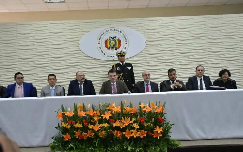 El presidente Rodrigo Paz con todas las autoridades que lo acompañaron este lunes en el anuncio. Foto: APG