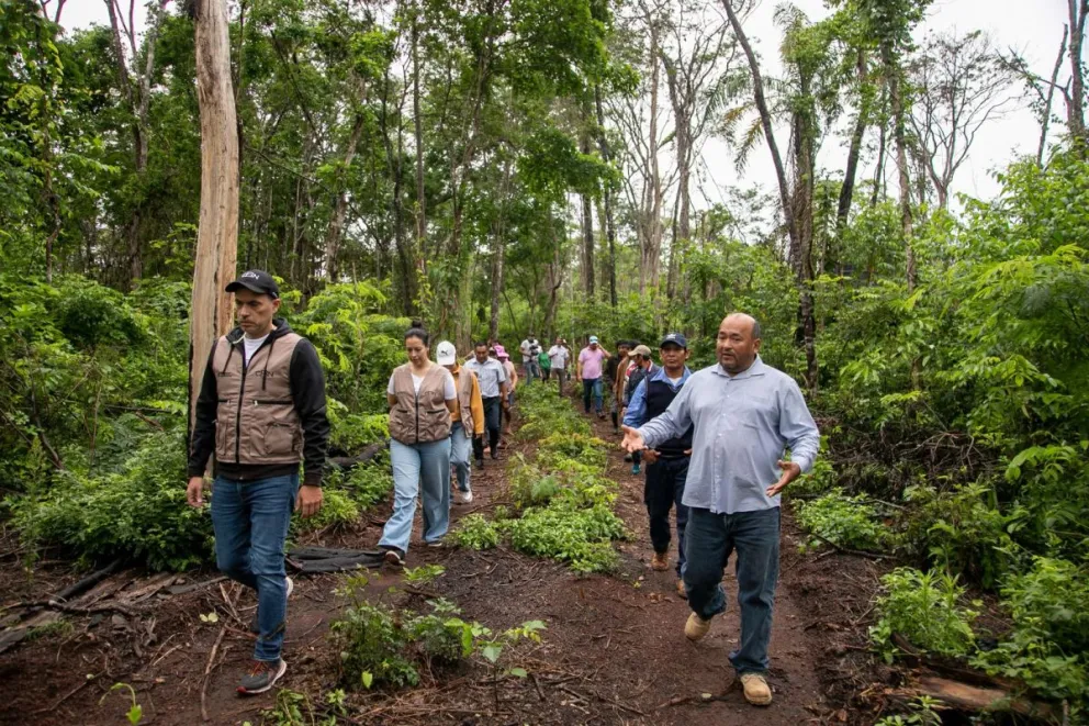 Comunarios de Santa Rita y personal de la CBN y de la FCBC, durante la entrega del proyecto. /Foto: CBN 