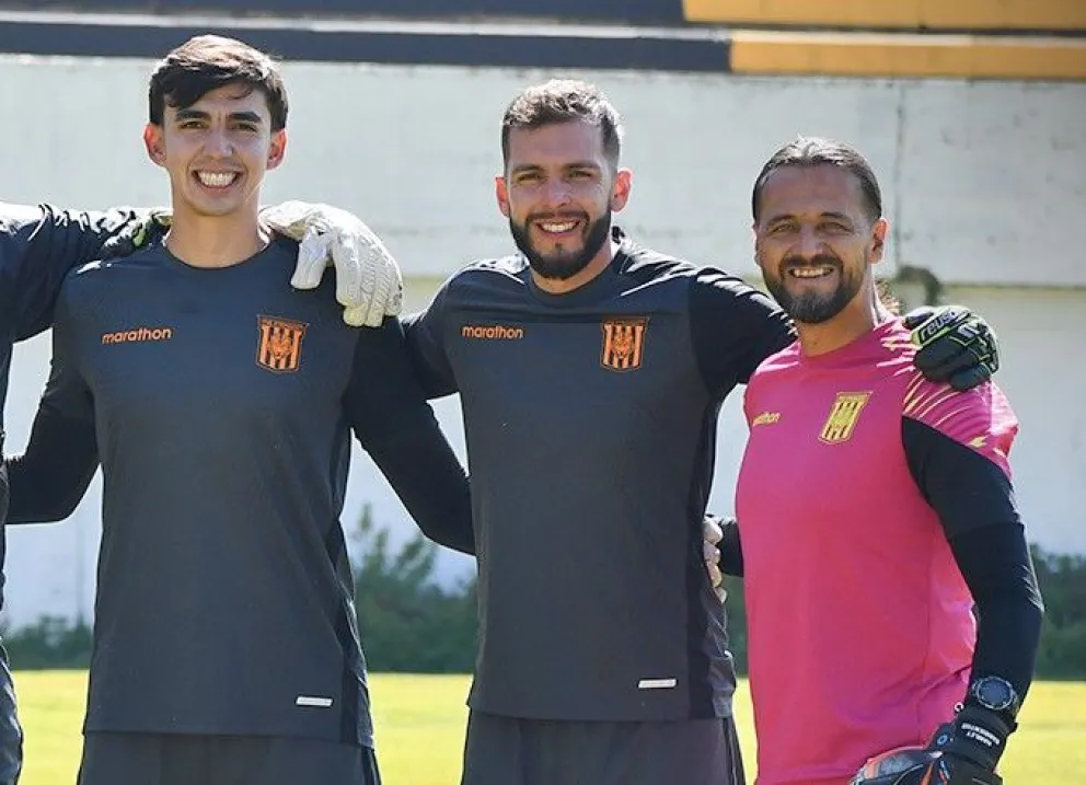 Diego Valdivia (izq.), Rodrigo Banegas y Hamlet Barrientos, el preparador de arqueros del Tigre. Foto: Club The Strongest