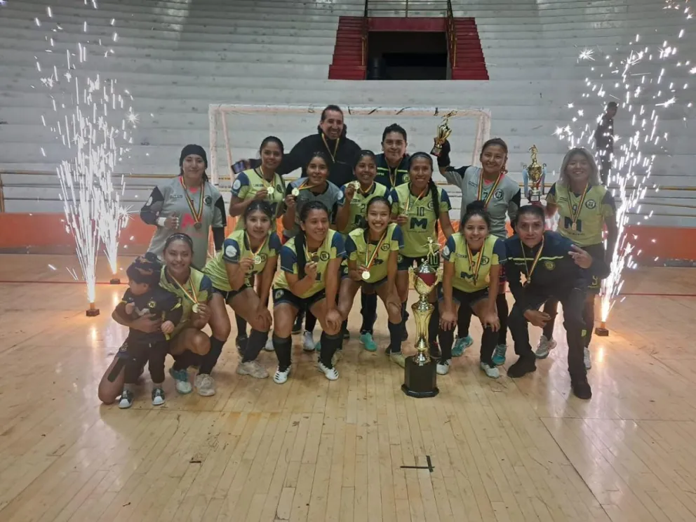 El plantel cochabambino celebra con su título de campeón. Foto: Víctor Muriel.
