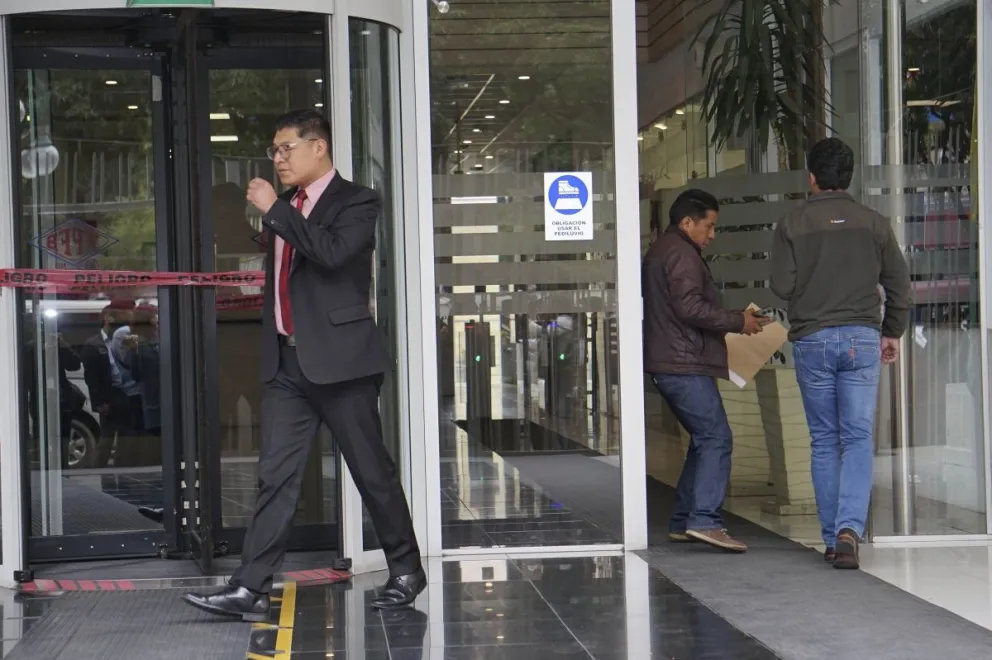 Autoridades allanan oficinas de YPFB en La Paz. FOTO: APG