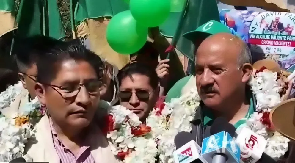 El líder del MTS, Félix Patzi, junto al candidato a la Alcaldía de El Alto, David Vargas. Foto: Captura de video