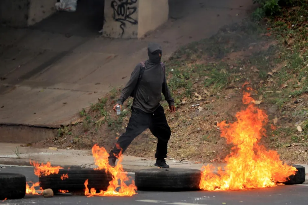 Simpatizantes del Partido Libertad y Refundación (Libre) de Honduras bloquean una calle durante una manifestación este lunes. Foto: EFE