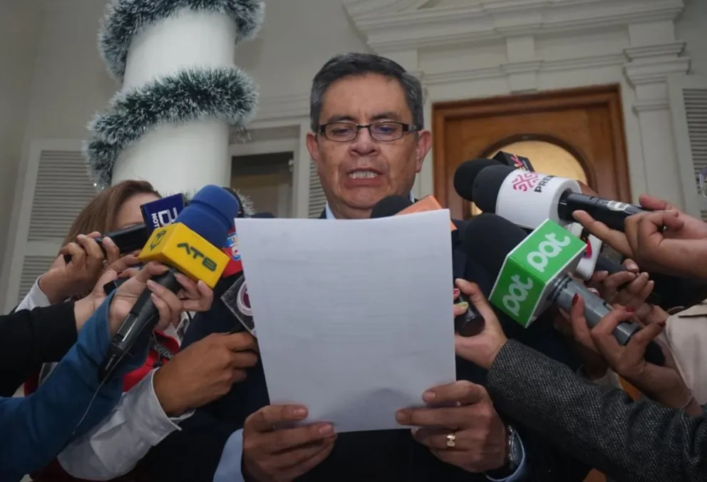 El secretario de Cámara del TSE, Fernando Arteaga, informa sobre la lista de las inscripciones. Foto: APG