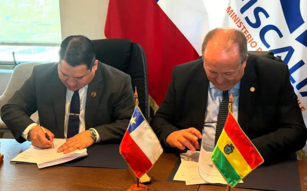 Roger Mariaca y Ángel Valencia firman el convenio. Foto: FGE