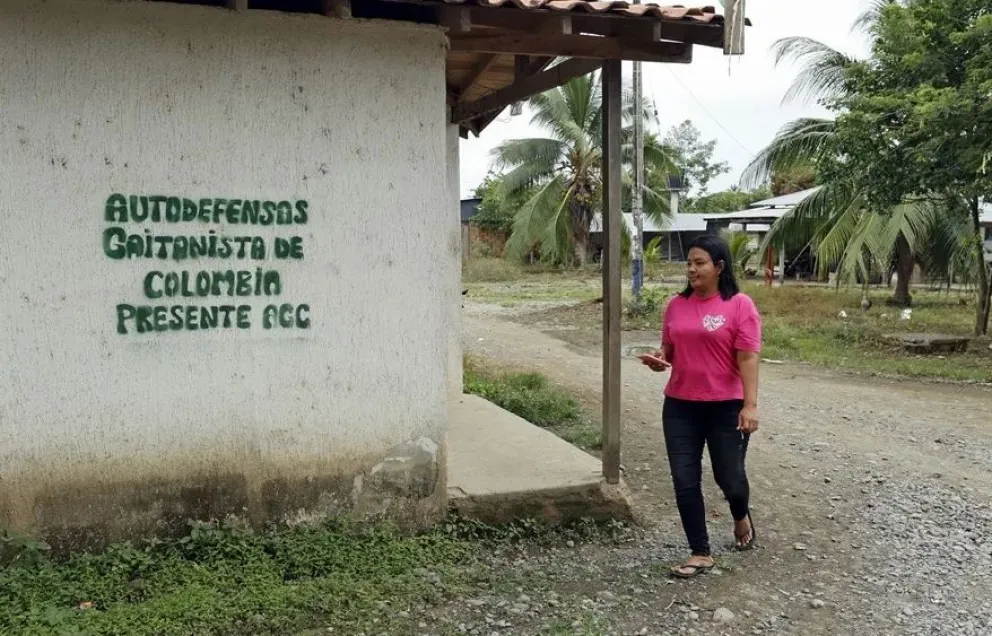 Una mujer camina por el barrio Las casitas, en Santa María La Nueva (Colombia). Foto: EFE