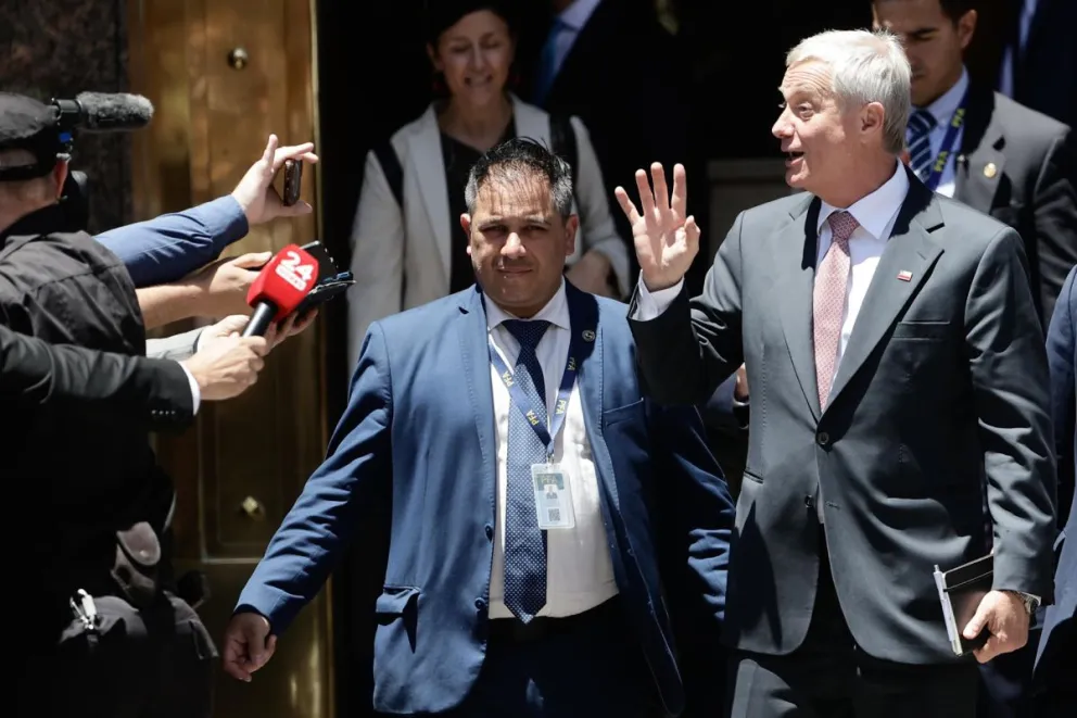 El presidente electo de Chile, José Antonio Kast, saluda a la prensa a su salida del Ministerio de Economía este martes, en Buenos Aires (Argentina). Foto: EFE