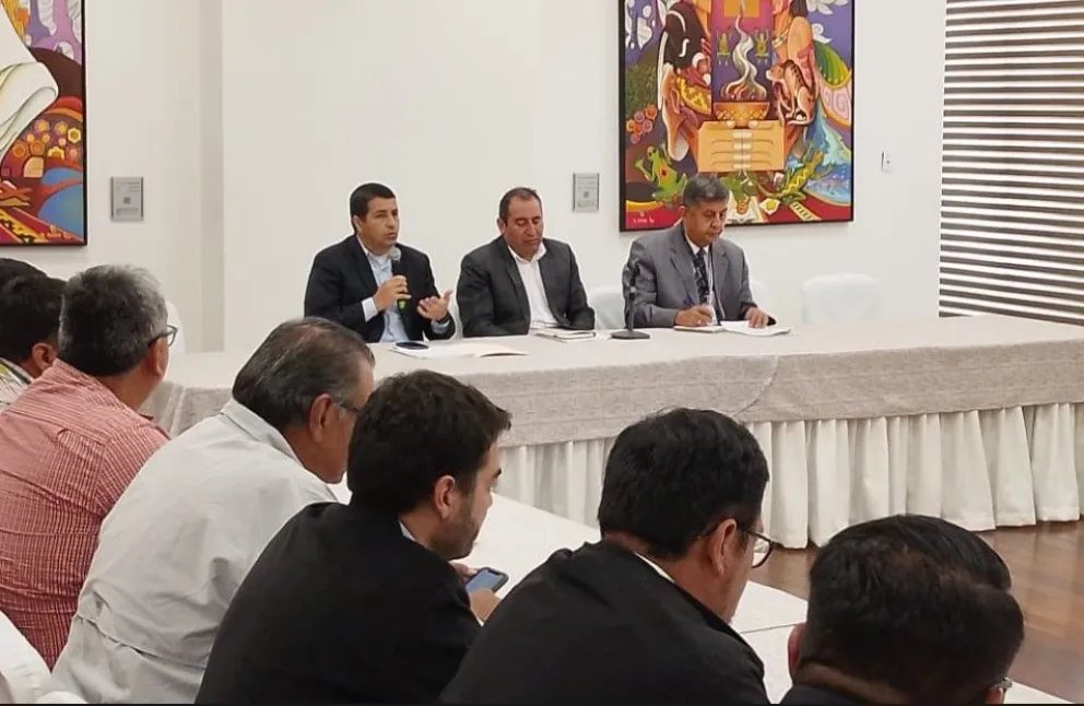 El senador José Roca convocó a una reunión en la Sede de Gobierno. Foto: Senado
