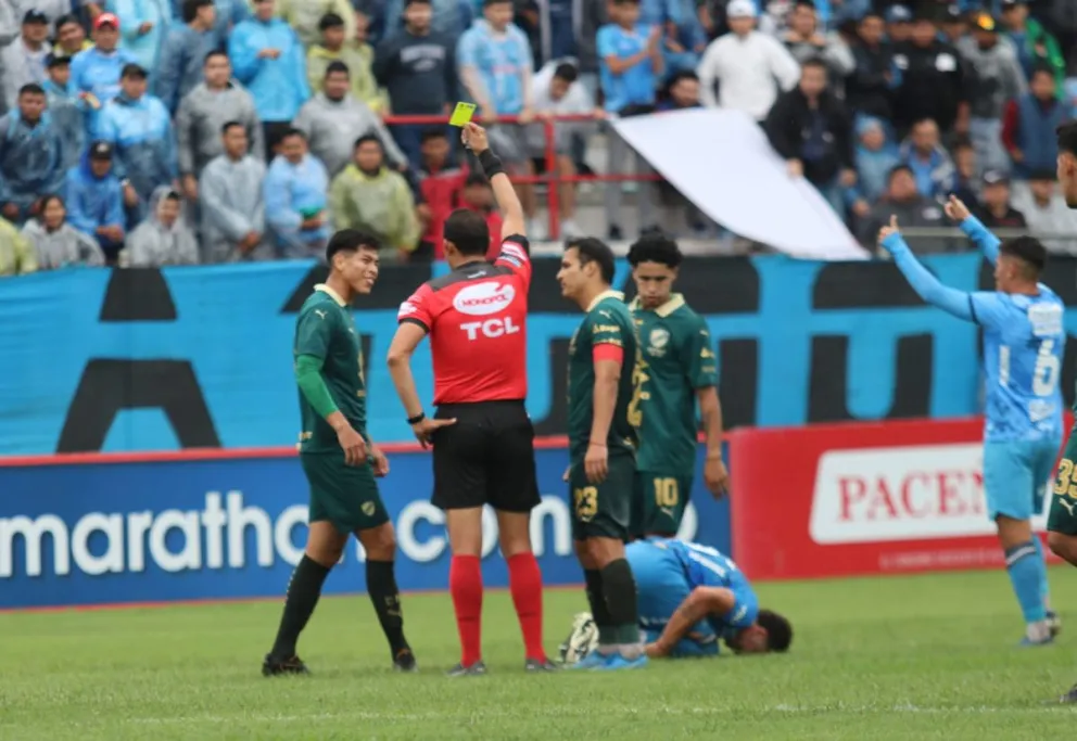 El árbitro le muestra la cartulina amarilla. Foto: Agencia Marka Registrada.