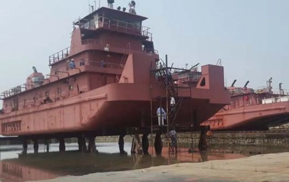 Una de las barcazas chinas, compradas y nunca entregadas. FOTO: Ministerio de Defensa