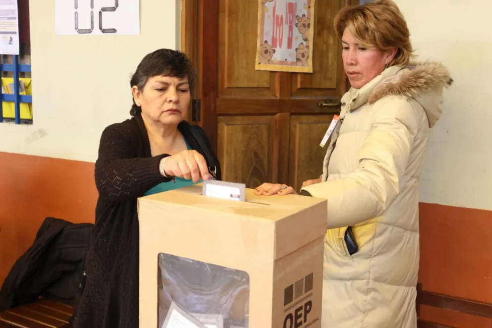 Personas votan en el balotaje de octubre de este año en una imagen de archivo. Foto: APG