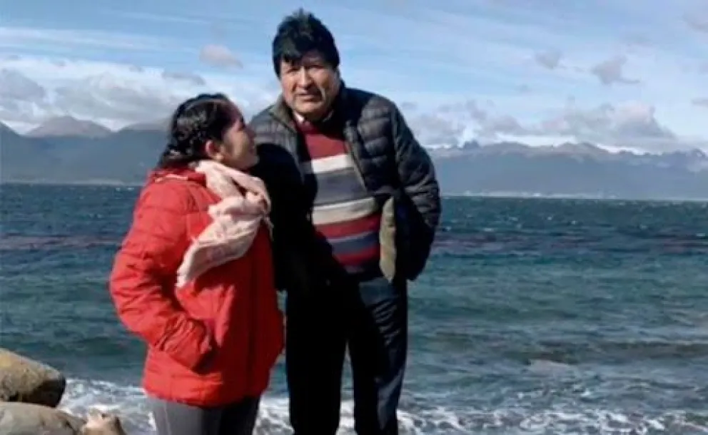 Noemí M. junto a Evo Morales en una de las fotos que está en el archivo de la Policía. 